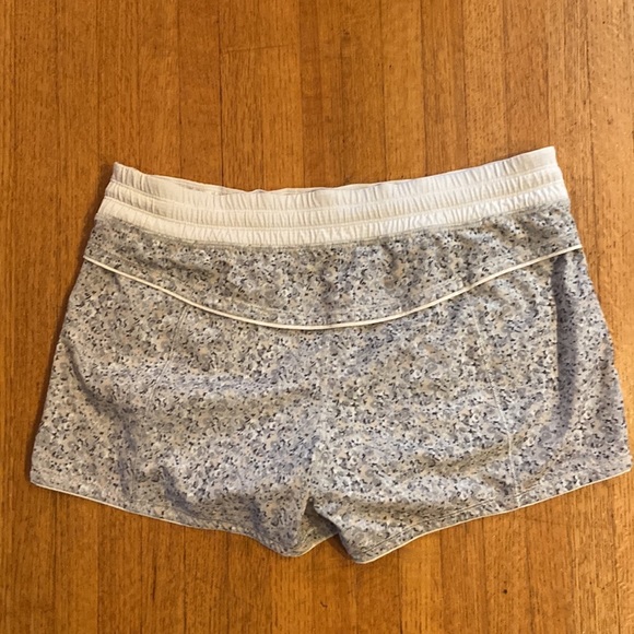 lululemon athletica shorts - size 10 - Picture 4 of 5